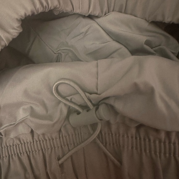 FEAR OF GOD ESSENTIALS WOMEN'S COTTON DOCK SHORT - SYCAMORE NWT Med rare find - Picture 9 of 9